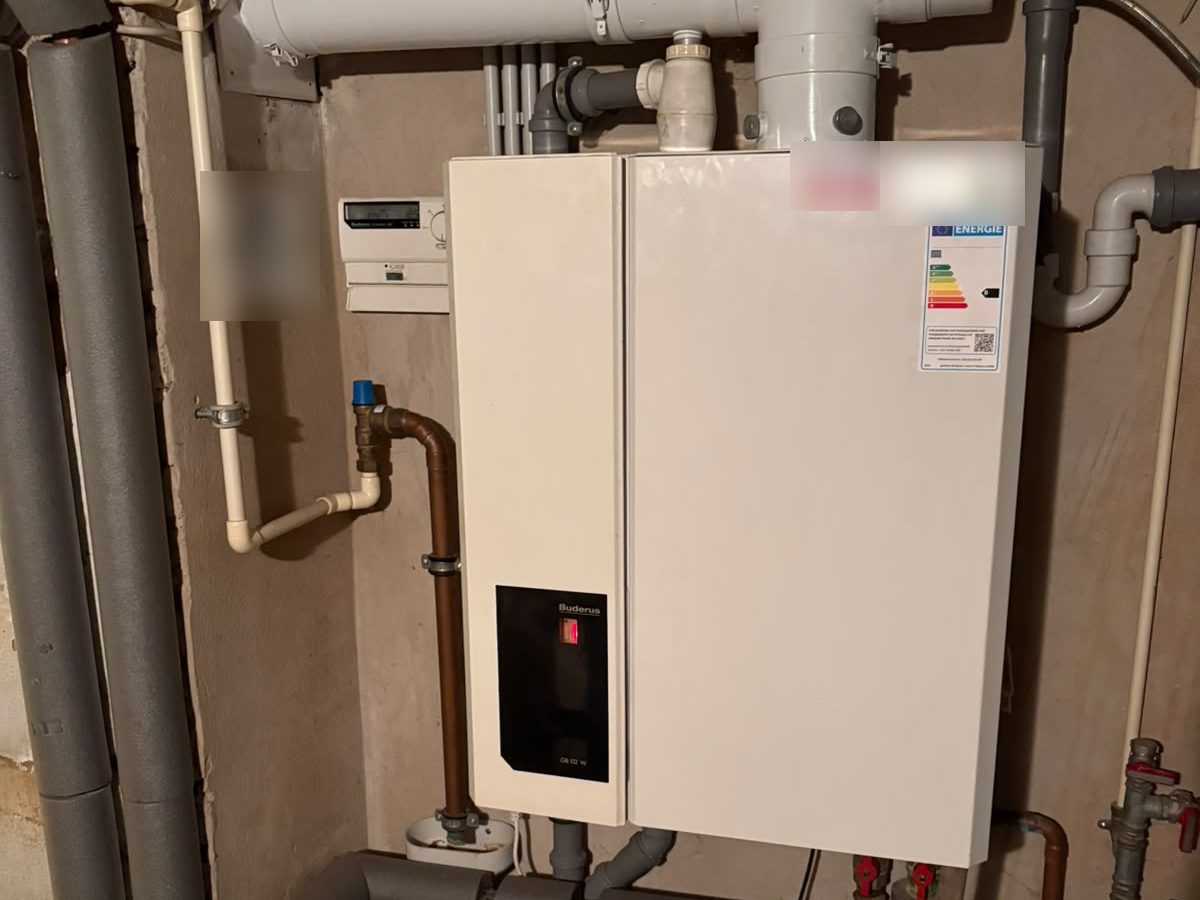 Heizungsraum mit Gas-Brennwertkessel
