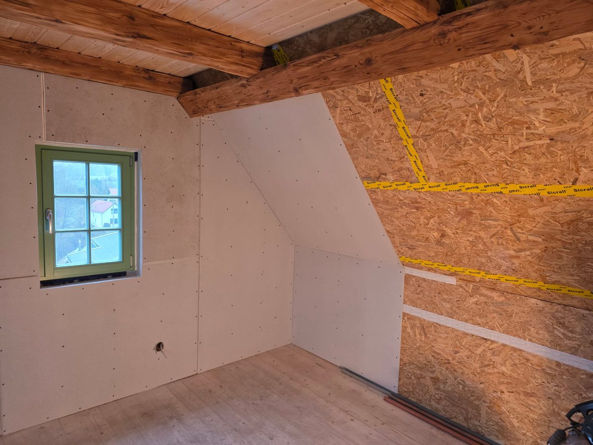 Luftdichte Ebene mit Klebebändern im ausgebauten Dachgeschoss